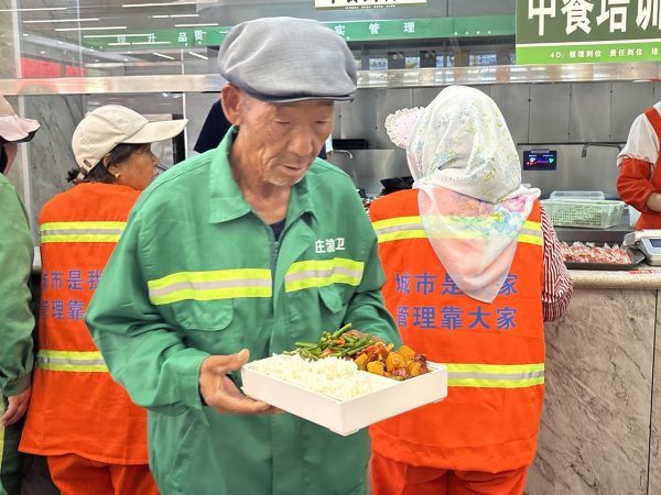 百事达配资 甘肃庄浪县：城市“美容师”吃上“工会爱心餐”