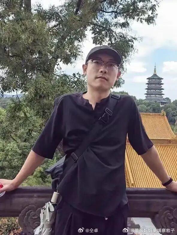 金策宝 仝卓发文称表弟疑在柬埔寨失联，家人透露：其曾通过外国虚拟号电话报平安，有人在旁提醒他要钱